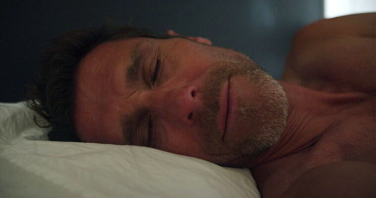 아침 영국 탈의 실내 한명 눕기 침실 침대 잠 닫기 서식스 4K MOV 해외동영상 클립영상 주간 1 유럽 가구 모션 사람 내부 동영상 파일형식