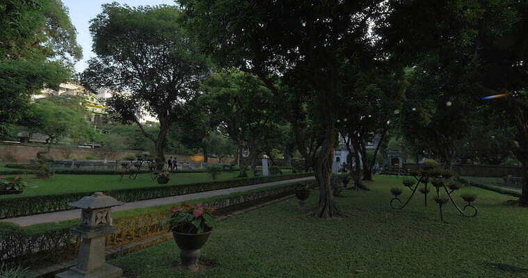 나무 아시아 여행 사람 잔디 사람없음 초록색 여름 햇빛 태양 정원 일몰 사찰 저녁 베트남 문학 지역 랜드마크 안뜰 패닝샷 4K MOV 해외동영상 클립영상 자연요소 식물 계절 나라 컬러 종교건축 촬영기법 노을 동남아시아 야간 동영상 파일형식