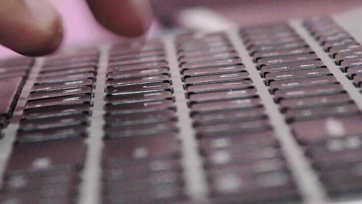 직업 교육 컨셉 비즈니스 텍스트 통신 열쇠 정보기술 사람없음 노트북 컴퓨터 사무실 디지털 검은색 공책 자료 웹 장비 회색 타이핑 키보드 업무 작업실 메시지 닫기 휴대용 심볼 오브젝트 언론 의사소통 입력 키패드 하드웨어 MOV 해외동영상 클립영상 컬러 인터넷 모션 문구용품 기술 전자제품 작업 동영상 파일형식