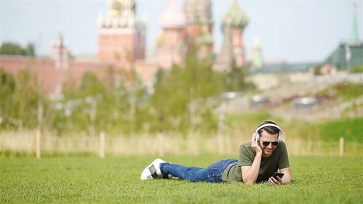 백인 학생 라이프스타일 행복 음악 여행 비즈니스 건축양식 노래 통신 휴가 휴식 노동자 한명 미소 사람 풍경 성인 야외 도시풍경 여행객 헤드폰 듣기 잡기 도시 업무 역사 모험가 경영자 정사각형 러시아 방문 타운 단절 랜드마크 멜로디 모스크바 크렘린궁전 MOV 해외동영상 클립영상 도형 서양인 직업 1 건축 감정 유럽 음향기기 컨셉 모션 문화예술 표정 생활 궁전 작업 리더 동영상 크렘린 파일형식