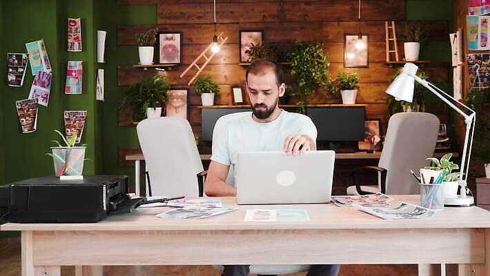 모델 직업 라이프스타일 디자인 남자 컨셉 상의 회사 비즈니스 통신 모션 아이디어 직장 실내 미술 사람 사무실 거래 작업 체험 디자이너 스케치 종업원 클립 예술가 책임자 개발 제안 프로젝트 필요 4K MOV 해외동영상 클립영상 옷 문화예술 내부 생활 동영상 파일형식