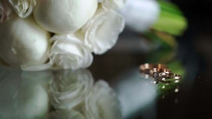 전통 커플 기념일 꽃 꽃다발 결혼 2 장신구 결혼식 남편 함께함 선물 사랑 사람없음 빛 금속 흰색 축하 반지 아내 쌍 황금 고급 닫기 은색 보석 심볼 오브젝트 다이아몬드 약혼 고립 백금 제안 MOV 해외동영상 클립영상 식물 감정 컬러 컨셉 관계 모션 재질 이벤트 광석 약속 동영상 파일형식