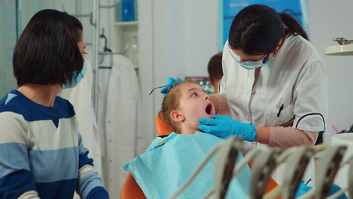 직업 어린이 엄마 조명 엑스레이 건강 치과 병원 대화 설명 사무실 약 장비 시험 환자 간호사 의사 도구 램프 치아 준비 치과의사 예방 약속 방문 틀니 치아교정 치통 4K 구강학 MOV 해외동영상 클립영상 교육 비즈니스 의학 가족 모션 말하기 사람 의료진 소화기관 질병 교정 동영상 파일형식