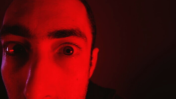 백인 남자 감정 얼굴 스트레스 한명 사람 성인 빨간색 머리 어둠 놀람 외침 표현 오픈 입 닫기 무서움 고민 흥분 공포 충격 반응 비명 위기 재앙 호러 MOV 해외동영상 클립영상 서양인 1 컬러 모션 표정 신체부위 소리 동영상 파일형식