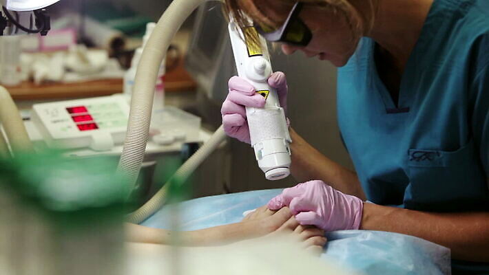 직업 손 여자 발 성인 뷰티 건강관리 스파 장비 작업 못 미용사 청소 피부 상쾌 감염 스킨케어 외과 테라피 삭제 돌봄 양발 MOV 해외동영상 클립영상 감정 의학 모션 건강 병원 관리 사람 신체부위 공구 동영상 파일형식