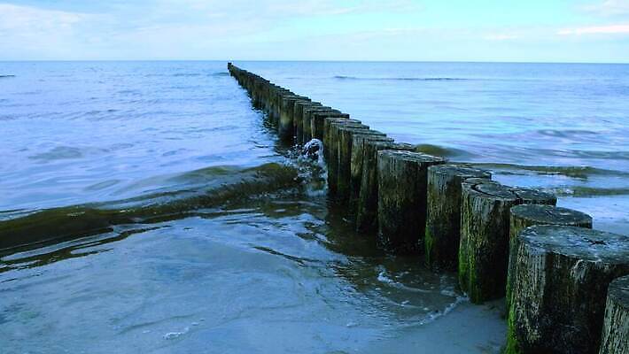 유럽 파도 바다 여행 백그라운드 모션 자연 하늘 휴가 사람없음 야외 물 파란색 빛 평화 라트비아 수평선 4K MOV 해외동영상 클립영상 자연요소 나라 컬러 컨셉 북유럽 생태계 동영상 파일형식