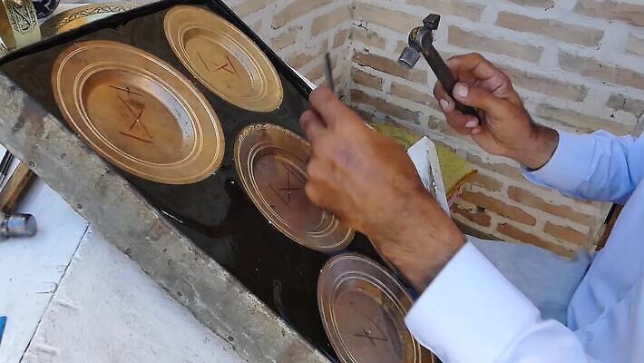 전통 접시 손 디자인 아시아 문화 조각 패턴 노동자 쟁반 미술 동양인 사람없음 장식 금속 수확 골동품 기구 공구 업무 황금 망치 질감 청동 판화 동쪽 장인 주인 공예가 구리 놋쇠 대장장이 명품 방법 솜씨 옛날 핸드메이드 MP4 해외동영상 클립영상 직업 식기 나라 무늬 농업 재질 문화예술 인종 신체부위 도구 작업 원소 상품 방향 동영상 파일형식