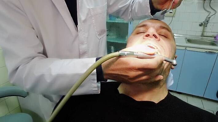 직업 여자 남자 행복 유니폼 2 건강 치과 병원 실험 작업복 한명 미소 웃음 사람 성인 사무실 약 장비 시험 환자 의사 코트 공구 자신감 중앙 치아 청소 연습 치과의사 약속 방문 돌봄 송곳 위생관리 표현성 4K MP4 해외동영상 클립영상 1 옷 교육 감정 비즈니스 의학 모션 표정 관리 외투 의료진 도구 소화기관 동영상 파일형식