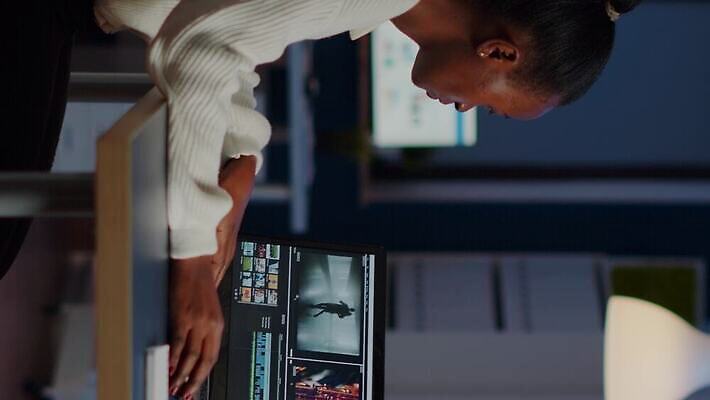 편집 직업 디자인 비즈니스 사업가 노동자 직장 실내 피곤 창조 앉기 경사 사람없음 그래픽 노트북 컴퓨터 사무실 디지털 스크린 모니터 검은색 업무 작업 야간 디자이너 책상 예술가 업무과다 야근 동영상 그래픽디자이너 마감 소프트웨어 프리랜서 4K MOV 해외동영상 클립영상 자연요소 컬러 가구 컨셉 회사 모션 내부 전자제품 파일형식