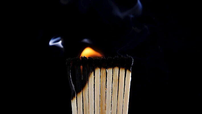 백그라운드 컨셉 오렌지 불 경기 사람없음 목재 빨간색 빛 머리 검은색 어둠 뜨거움 막대기 닫기 연기 떨어짐 야간 위험 심볼 오브젝트 문학 고립 스트라이크 유황 점화 타격 화상 MOV 해외동영상 클립영상 자연요소 나무 스포츠 컬러 과일 재료 모션 신체부위 상처 동영상 파일형식