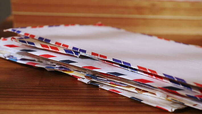 종이 여행 백그라운드 컨셉 통신 봉투 실내 취미 사람없음 앞모습 빨간색 쌓기 낭만 수확 흰색 기록 메시지 편지 심볼 향수 오브젝트 복고 국제우편 옛날 중고 편지쓰기 MOV 해외동영상 클립영상 뷰포인트 컬러 농업 모션 내부 화장품 우편물 동영상 파일형식