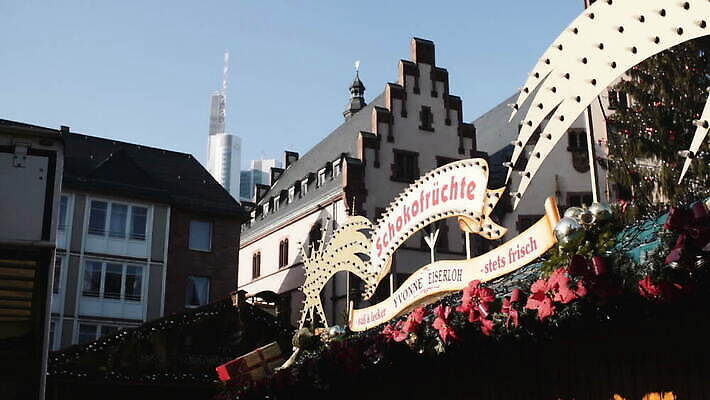 전통 유럽 로우앵글 여행 크리스마스 겨울 건축양식 스키 독일 사람없음 건물 장식 관광지 쇼핑 햇빛 상점 화환 도시 역사 구시가지 랜드마크 명승지 프랑크푸르트 MOV 해외동영상 슬로모션 클립영상 건축물 계절 기념일 건축 꽃 나라 뷰포인트 겨울스포츠 촬영기법 풍경 태양 동영상 파일형식