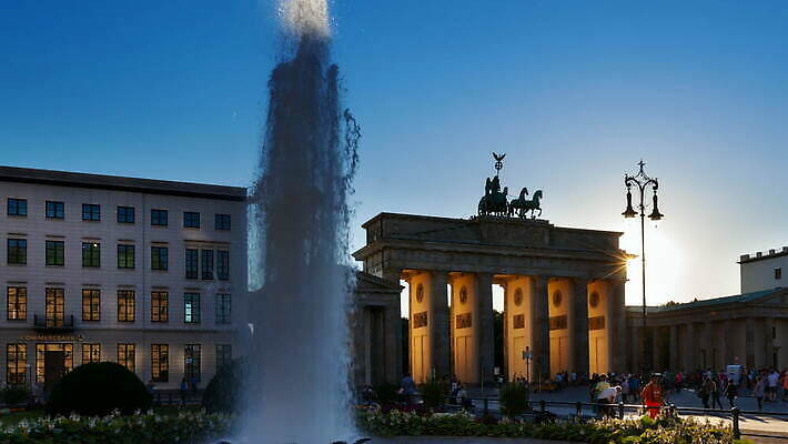 조각 건축양식 하늘 독일 사람없음 야외 관광지 빛 태양 여행객 도시 역사 분수 베를린 천연기념물 랜드마크 패닝샷 4K 타임랩스 MOV 해외동영상 클립영상 자연요소 건축 유럽 여행 촬영기법 사람 동영상 파일형식
