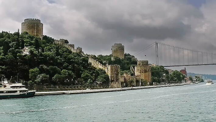 나무 외관 유럽 벽 바다 여행 건축양식 자연 하늘 이스탄불 풍경 사람없음 건물 초록색 물 파란색 도시풍경 탑 봄 도시 중세 역사 재산 보호 칠면조 강화 랜드마크 보스포루스 옛날 제국 콘스탄티노플 MOV 튀르키예 해외동영상 클립영상 자연요소 식물 건축물 계절 건축 나라 아시아 컬러 컨셉 조류 금융 생태계 동영상 파일형식