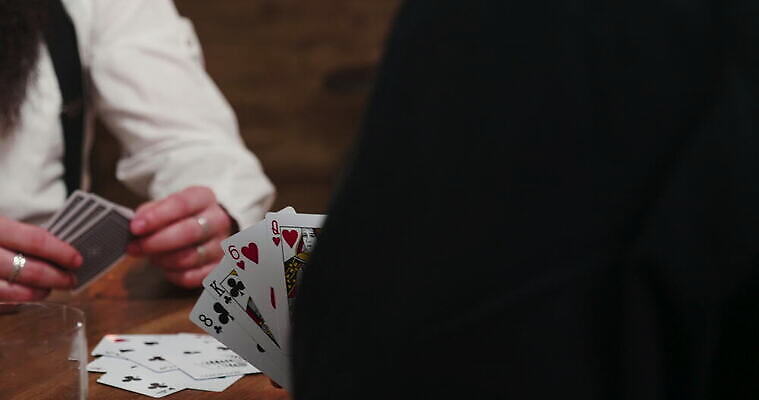 백인 라이프스타일 남자 통신 놀이 탁자 주택 함께함 실내 앉기 취미 친구 경쟁 우정 기쁨 도전 게임 잡기 신용카드 그룹 도박 집중 버번 옛날 위스키 4K MOV 해외동영상 클립영상 서양인 감정 가구 컨셉 관계 모션 주류 사람 내부 건물 생활 금융 동영상 파일형식