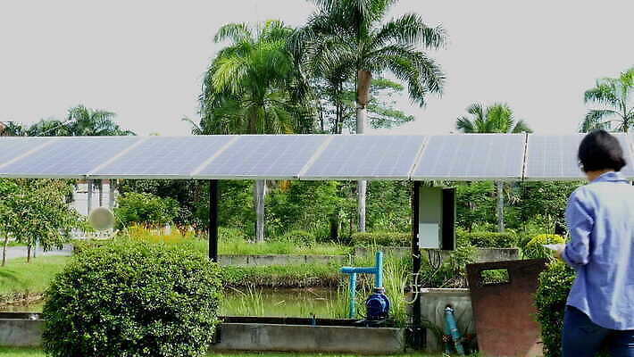 산업 과학 농업 비즈니스 자연 세포 한명 야외 초록색 파란색 빛 햇빛 태양 알약 농장 환경 모니터 힘 재활용 장비 발전기 에너지 관찰 판넬 기술자 엔지니어 농부 스마트 보고서 에코 태양에너지 감시 집열판 펌프 혁명 밭일 생태학 센서 수집가 공급 4K MOV 해외동영상 클립영상 자연요소 직업 1 교육 컬러 컨셉 모션 사람 컴퓨터 약 발전소 그린에너지 친환경 생태계 동영상 파일형식