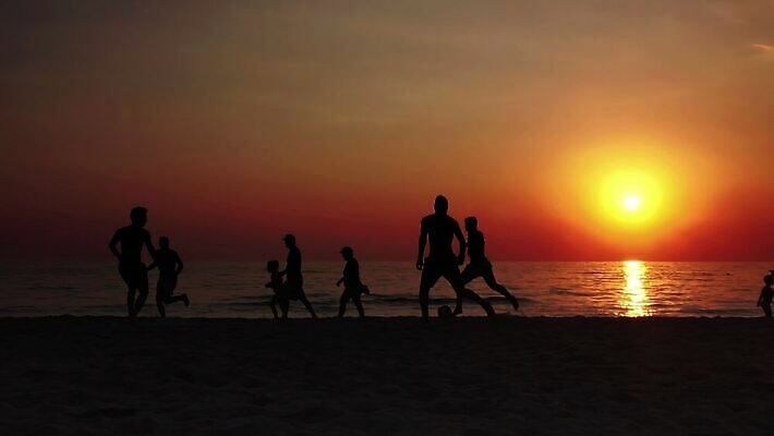 라이프스타일 남자 실루엣 스포츠 바다 포즈 공 놀이 휴가 사람 사람없음 야외 모래사장 태양 일출 맑음 축구 일몰 활발 게임 그룹 킥 브라질 플레이어 브라질사람 4K MP4 해외동영상 클립영상 자연요소 컨셉 모션 날씨 촬영기법 생활 구기 노을 남아메리카 동영상 파일형식
