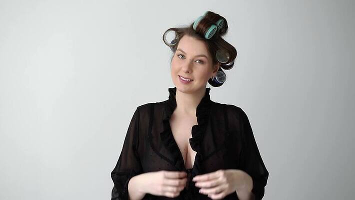 백인 모델 헤어스타일 응시 여자 행복 감정 얼굴 백그라운드 가정 아침 갈색머리 실내 한명 미소 사람 성인 뷰티 유행 상점 화장품 흰색 목욕가운 화려 속옷 미용사 만족 피부관리 주부 롤러 란제리 고립 스타일 4K MOV 해외동영상 클립영상 주간 서양인 직업 1 시선 옷 컬러 컨셉 표정 내부 신체부위 가운 동영상 파일형식