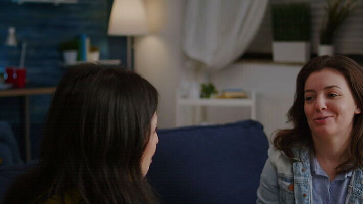 행복 음악 음식 흑인 거실 통신 유리 기념 함께함 말하기 대화 웃음 사람 사람없음 30대 친구 소파 파티 우정 모임 마시기 알코올 잡기 야간 주기 건배 주말 테이크아웃 다민족 소셜 채팅 혼혈 사교적 4K MOV 해외동영상 클립영상 자연요소 서양인 감정 컨셉 의자 관계 모션 재질 문화예술 표정 이벤트 장년 다문화 동영상 파일형식