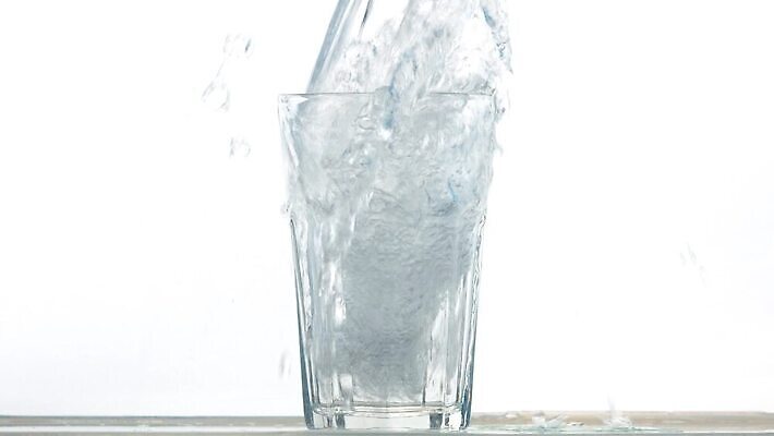 물결 파도 백그라운드 유리 표면 실내 사람없음 물 빛 달리기 침묵 거품 흐름 소용돌이 흰색 물방울 신선 투명 액체 개울 붓기 닫기 떨어짐 빨래 시원함 홍수 순수 회전 고립 현재 디테일 유체 MP4 해외동영상 슬로모션 클립영상 자연요소 바다 컬러 컨셉 가사 모션 재질 촬영기법 내부 강 소리 회오리 자연재해 동영상 파일형식