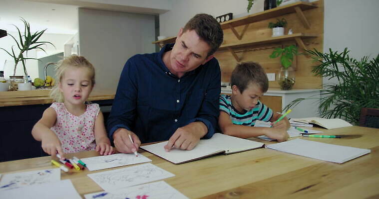 여자 교육 남자 딸 아들 초등학생 어린이 중년 가구 지도 생각 가정 가족 아프리카 탁자 함께함 실내 앉기 소년 두명 책 세명 학습 부모 도움 아빠 남아프리카 케이프타운 헬프 4K MOV 해외동영상 클립영상 학생 나라 생활용품 컨셉 관계 모션 사람 성인 내부 동영상 남아프리카공화국 파일형식