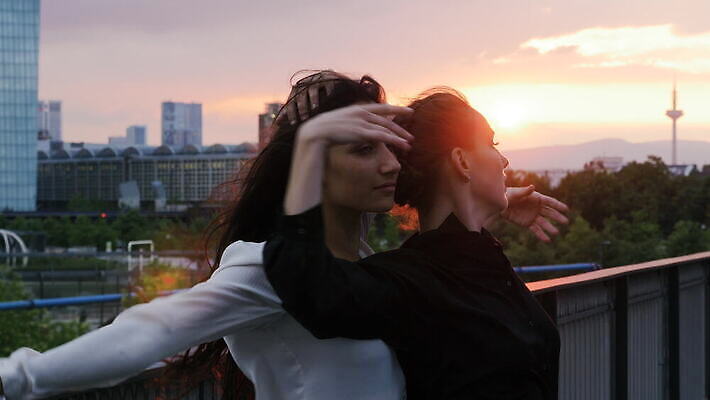 백인 라이프스타일 응시 여자 유럽 컨셉 건축양식 청소년 함께함 독일 파노라마 사람 두명 건물 옆모습 마주보기 고층빌딩 황혼 일몰 외침 분노 춤 도시 황금 닫기 시티라이프 다인종 비명 프랑크푸르트 혼혈 4K MOV 해외동영상 클립영상 서양인 건축물 시선 건축 감정 나라 뷰포인트 모션 문화예술 촬영기법 인종 빌딩 생활 노을 소리 다문화 동영상 파일형식