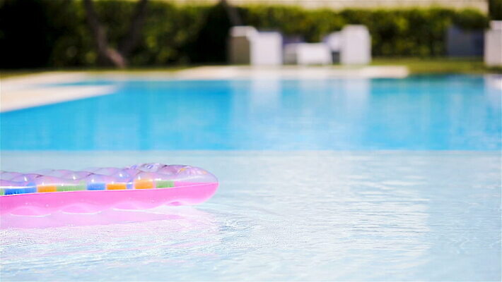 라이프스타일 파도 분홍색 여행 표면 휴가 휴식 수영장 안전 사람없음 야외 물 파란색 햇빛 태양 반사 파티 맑음 수영 기쁨 투명 휴게실 정상 당구 오브젝트 휴양지 부표 매트리스 이국적 잔물결 카피스페이스 비어있는 MOV 해외동영상 클립영상 자연요소 감정 물결 바다 컬러 컨셉 날씨 이벤트 생활 구기 공백 장소 수상스포츠 동영상 파일형식