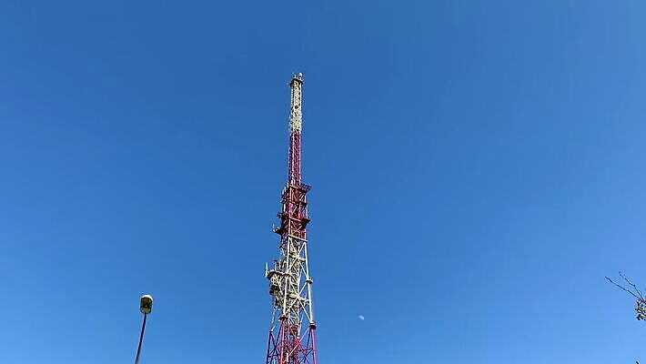 산업 통신 하늘 모바일 세포 안테나 사람없음 파란색 스마트폰 탑 금속 맑음 텔레비전 장비 네트워크 역 연결 무선전화기 전화기 라디오 신호 방송 돛대 송신기 우크라이나 셀룰러 MOV 해외동영상 클립영상 건축물 유럽 컬러 교통시설 재질 날씨 전자제품 핸드폰 스마트기기 동영상 파일형식