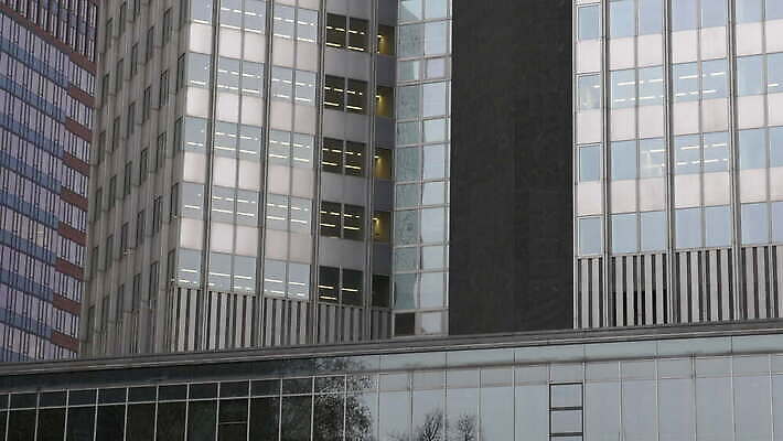 유럽 회사 비즈니스 건축양식 창문 하늘 미래 직장 독일 사람없음 건물 금융 경제 도시풍경 사무실 탑 고층빌딩 도시 도심 큼 갸우뚱 흐림 대칭 프랑크푸르트 미니멀리스트 4K MOV 해외동영상 클립영상 건축물 건축 나라 컨셉 모션 날씨 풍경 빌딩 크기 동영상 파일형식