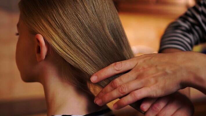 드레스 여자 딸 행복 어린이 가족 관계 엄마 주택 함께함 한명 미소 성인 목재 부모 컬러풀 금발 머리 주방 줄무늬 기쁨 방 붓 머리빗 잠 편안함 조심 고립 돌봄 타격 텅스텐 장식술 MP4 해외동영상 클립영상 나무 1 헤어스타일 옷 감정 컬러 컨셉 무늬 재료 모션 표정 사람 건물 신체부위 장식 미용용품 감각 원소 동영상 파일형식