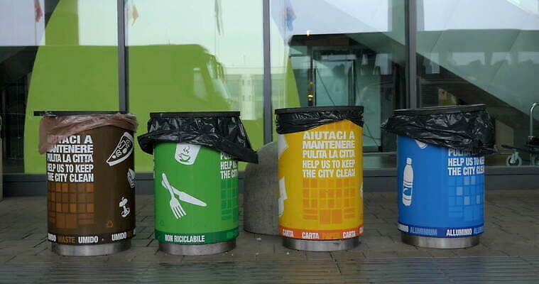 텍스트 거리 사람없음 야외 초록색 컬러풀 환경 쓰레기통 4 떨어짐 공항 쓰레기 폐기물 컨테이너 쇼핑몰 거절 수집 낭비 돌봄 섞기 자막 4K MOV 해외동영상 클립영상 산업 컬러 컨셉 교통시설 모션 숫자 동영상 파일형식