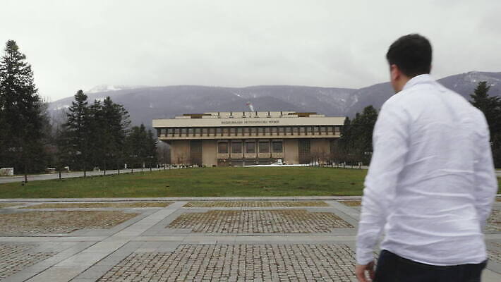 나무 백인 계절 공원 남자 겨울 건축양식 날씨 산 한명 서기 잔디 성인 건물 뒷모습 가리킴 박물관 흐림 동유럽 마스티프 발칸반도 불가리아 4K MOV 해외동영상 클립영상 서양인 식물 1 건축물 공공시설 건축 유럽 뷰포인트 모션 사람 손짓 동영상 파일형식 남유럽