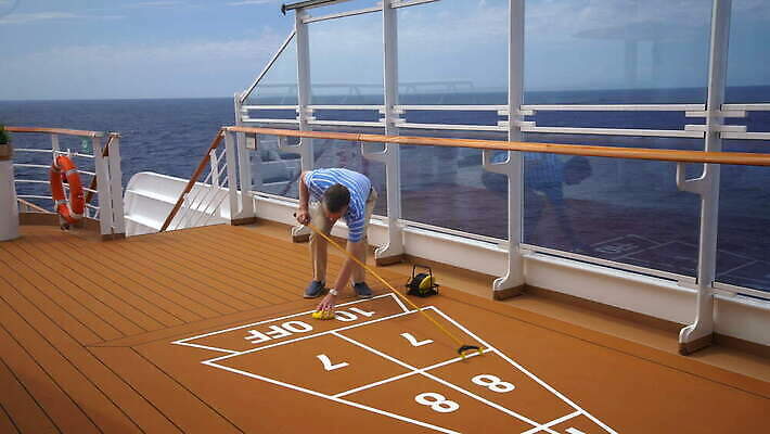 노년 스포츠 여행 놀이 성공 휴가 휴식 바닥 한명 야외 목재 여름 게임 목표 밀기 크루즈 은퇴 갑판 점수 법정 퍽 플레이어 4K MOV 해외동영상 클립영상 나무 1 계절 컨셉 배_교통 재료 모션 사람 성인 동영상 하키용품 파일형식