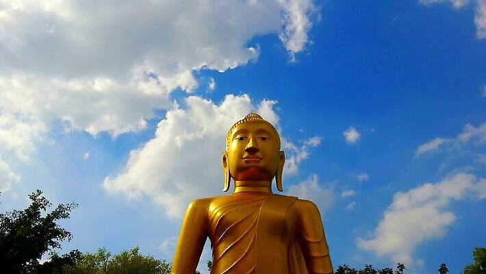 종교 불교 태국 하늘 사람없음 파란색 조각상 시간 사찰 황금 천국 동영상 보호구역 HD 타임랩스 MP4 해외동영상 클립영상 아시아 컬러 종교건축 촬영기법 조형물 구역 파일형식