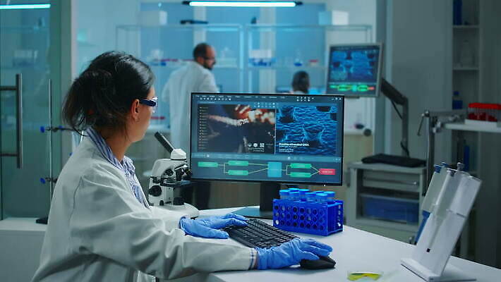 직업 응시 산업 노동자 건강 병원 현미경 실험 대화 사람 컴퓨터 약 건강관리 장비 의사 업무 그룹 혈액 기술자 실험실 고급 생명공학 연구원 토론 과학자 분석 생물학 미생물 발견 조제 혁명 개발 백신 화학자 4K MOV 해외동영상 클립영상 시선 교육 과학 컨셉 의학 생물 실험기구 관리 말하기 전자제품 의료진 작업 만들기 동영상 학자 파일형식