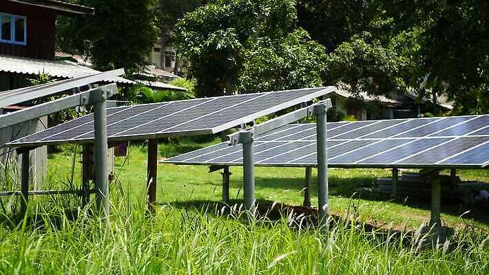 산업 지구 밭 세포 잔디 사람없음 초록색 파란색 글로벌 햇빛 태양 반사 환경 힘 재활용 장비 발전기 에너지 판넬 역 보호 생태계 시스템 세대 유지 패널 혁명 복잡 생태학 수집가 전압 공급 4K MP4 해외동영상 클립영상 자연요소 식물 직업 교육 컬러 컨셉 농업 교통시설 발전소 친환경 동영상 파일형식