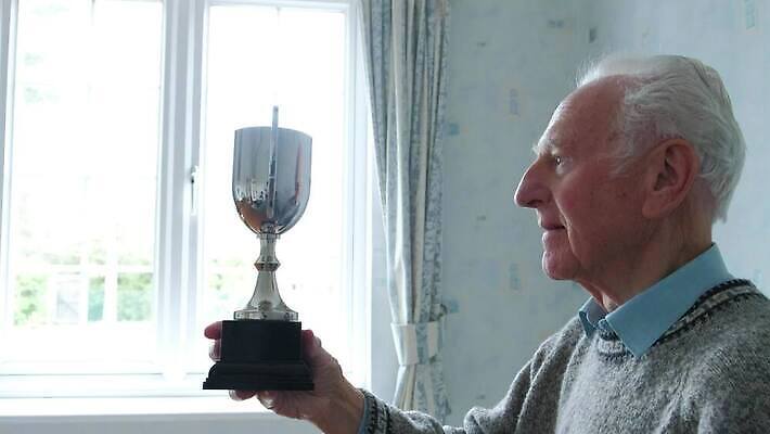 백인 라이프스타일 남자 행복 성공 실내 한명 미소 사람 성인 기쁨 흰색 축하 우승 자신감 은퇴 트로피 만족 승자 운동가 챔피언 노화 4K MP4 해외동영상 클립영상 서양인 1 감정 컬러 컨셉 표정 내부 생활 최고 상_우승 동영상 파일형식