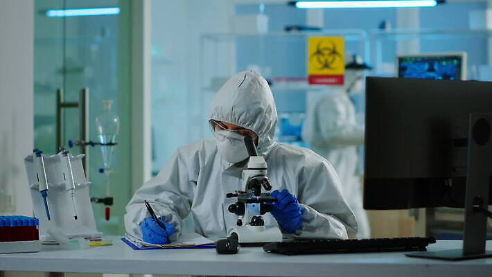 과학 건강 병원 현미경 실험 작업복 가면 치료 컴퓨터 약 견본 건강관리 의사 타이핑 작업 실험실 바이러스 보호 생명공학 보호장비 과학자 분석 직원 생물학 하이테크 발견 혁명 개발 백신 유전 전염병 화학물질 화학자 항생제 코로나바이러스 4K MOV 해외동영상 클립영상 직업 옷 교육 컨셉 의학 기술 실험기구 관리 전자제품 장비 의료진 화학 질병 동영상 학자 파일형식