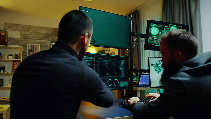 남자 인터넷 사람없음 컴퓨터 스크린 자료 웹 어둠 방 정보 네트워크 조직 그룹 바이러스 암호 위험 공격 비밀 사이버 보안 신분 감시 시스템 해킹 해커 깊이 사생활 서버 소프트웨어 악성코드 정부 프로그래밍 4K MOV 해외동영상 클립영상 컨셉 모션 안전 사람 전자제품 작업 범죄 동영상 개발 파일형식