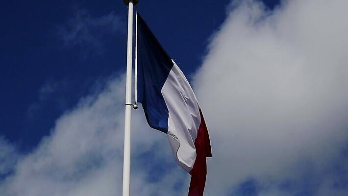 유럽 물결 파도 하늘 바람 사람없음 야외 빨간색 파란색 자유 프랑스 흰색 깃발 불기 심볼 사인 애국심 프랑스어 넘어짐 삼색 전국 파리(프랑스) 4K MP4 해외동영상 슬로모션 클립영상 자연요소 문자 나라 바다 컬러 컨셉 모션 날씨 촬영기법 동영상 파일형식