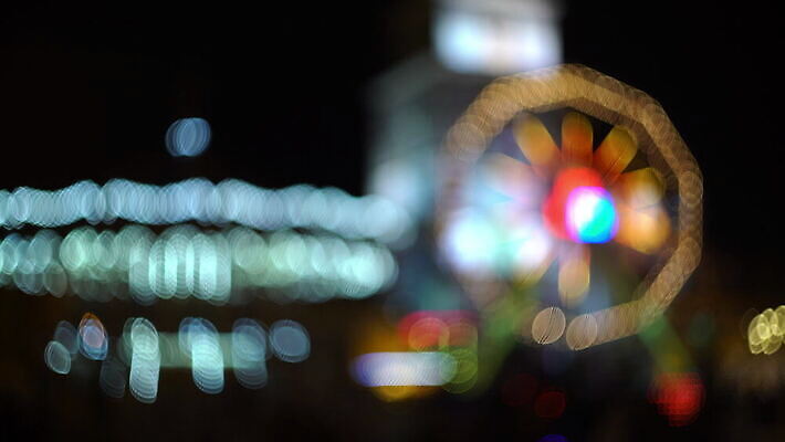 공원 실루엣 컬러 포즈 백그라운드 이동 모션 추상 휴가 사람없음 아웃포커스 빨간색 여름 빛 컬러풀 축제 기쁨 바퀴 원형 승차 야간 소프트포커스 속도 회전 보케 회전목마 공평 종료 다이오드 블러 4K HD MOV 해외동영상 클립영상 자연요소 도형 계절 공공시설 감정 컨셉 무늬 촬영기법 놀이기구 동영상 파일형식