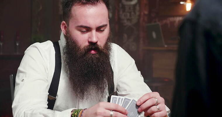 백인 라이프스타일 남자 통신 놀이 탁자 주택 함께함 실내 앉기 취미 친구 경쟁 우정 기쁨 도전 게임 잡기 바 신용카드 그룹 도박 집중 버번 옛날 위스키 4K MOV 해외동영상 클립영상 서양인 감정 가구 컨셉 관계 모션 주류 사람 내부 건물 생활 금융 동영상 파일형식