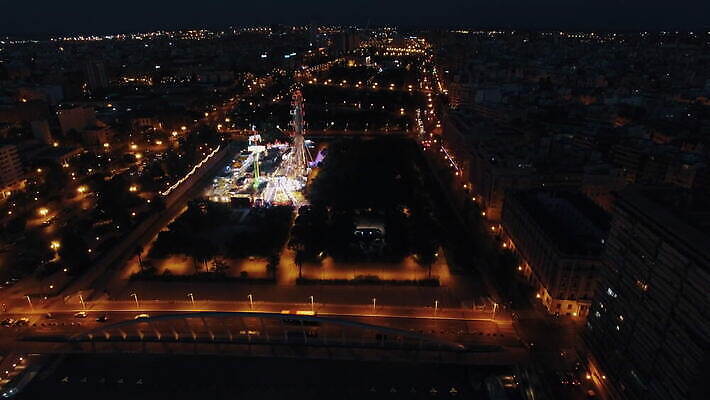 공원 유럽 도로 자동차 거리 안테나 사람없음 도시풍경 어둠 도시 스페인 야간 저녁 야광 빛망울 항공촬영 드론 발렌시아 4K MOV 해외동영상 클립영상 자연요소 공공시설 나라 길 육상교통 뷰포인트 통신 교통시설 풍경 빛 동영상 파일형식