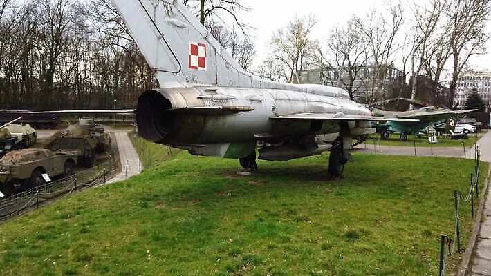 날개 비행기 설명 사람없음 수확 공항 항공 박물관 군용 제트기 대패 소비에트 옛날 폭격기 4K MOV 해외동영상 클립영상 무기 농업 항공교통 교통시설 모션 대중교통 군대 동영상 파일형식