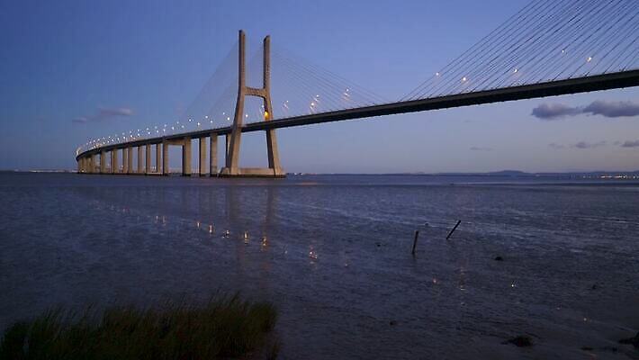 유럽 도로 바다 여행 건축양식 교통시설 자동차 하늘 거리 풍경 사람없음 야외 건물 물 파란색 강 도시풍경 반사 일출 항구 일몰 도시 포르투갈 구름다리 랜드마크 리스본 4K MOV 해외동영상 클립영상 자연요소 건축물 건축 나라 길 육상교통 컬러 교통 노을 다리 시설 동영상 가교 파일형식
