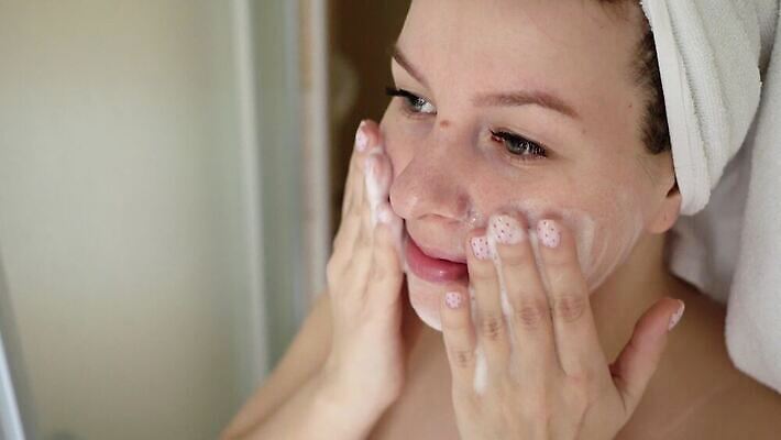 백인 손 여자 얼굴 신체 수영장 건강 한명 사람 성인 수건 뷰티 스파 목욕 화장품 거품 젖음 욕실 흰색 신선 씻기 빨래 피부 크림 순수 피부관리 비누 닦기 내추럴 여드름 돌봄 샤워실 위생관리 신청 4K MOV 해외동영상 클립영상 서양인 1 컬러 컨셉 가사 모션 관리 신체부위 위생용품 청결 동영상 샤워시설 파일형식