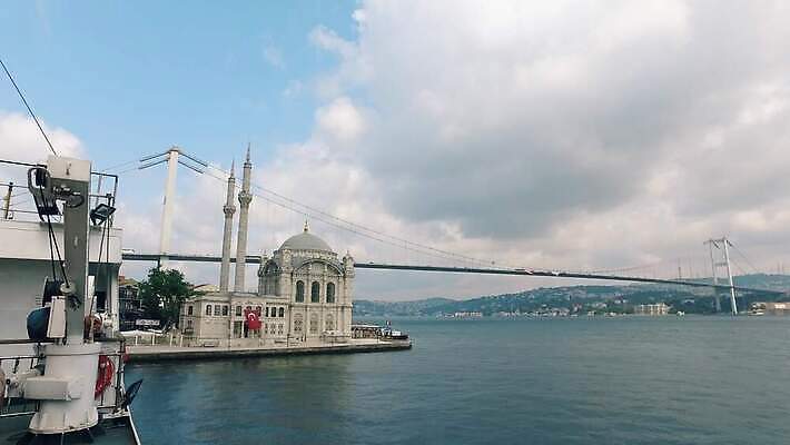 유럽 아시아 종교 문화 바다 여행 건축양식 하늘 이스탄불 사람없음 물 파란색 빛 도시풍경 골동품 도시 보트 역사 야간 이슬람교 대륙 모스크 동쪽 칠면조 천연기념물 랜드마크 바로크 보스포루스 숭배 옛날 콘스탄티노플 4K MP4 튀르키예 해외동영상 클립영상 자연요소 건축 나라 컬러 배_교통 조류 풍경 방향 동영상 파일형식