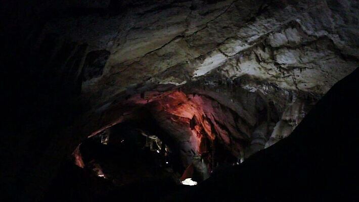 모자 응시 공원 지구 벽 여행 자연 바람 휴가 산 실내 그림자 미소 사람 성인 사람없음 여행객 걷기 탐험 바위 손전등 시간 구멍 역사 동굴 지하 내추럴 석회암 옛날 종유석 지질 지질학 MOV 해외동영상 클립영상 자연요소 시선 잡화 공공시설 교육 모션 날씨 조명 표정 내부 암석 돌_바위 생태계 동영상 파일형식