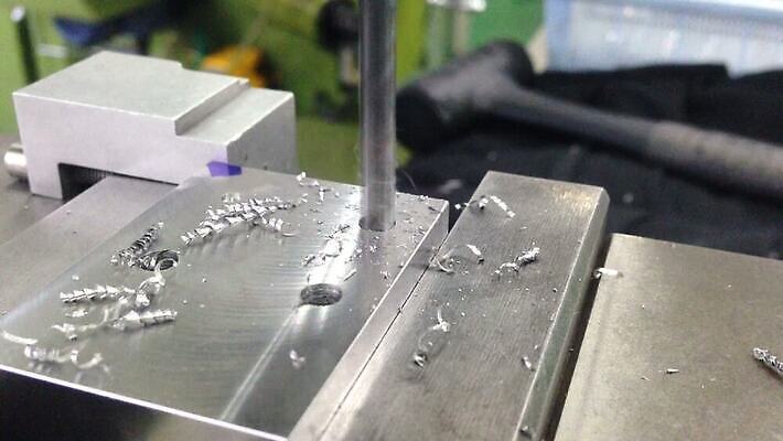 산업 십자가 부분 공장 사람없음 빛 컴퓨터 숫자 금속 기계 장비 공구 업무 구멍 센터 작업실 제조 자르기 절도 통제 속도 분무기 공학 캠코더 방앗간 되감기 송곳 자동 주조 철강 커터 MOV 해외동영상 클립영상 문자 교육 공업 모션 재질 전자제품 카메라 도구 작업 범죄 동영상 파일형식