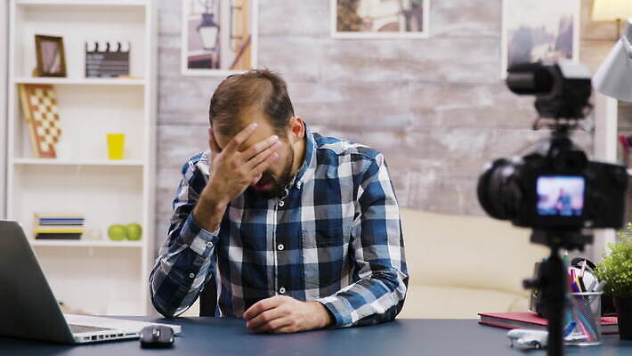 백인 직업 라이프스타일 남자 인터넷 주택 대화 미소 노트북 카메라 디지털 웹 분노 네트워크 마이크 나눔 온라인 동영상 블로거 소셜 소셜미디어 업로드 크리에이터 1인미디어 4K 인트로 MOV 해외동영상 클립영상 서양인 감정 음향기기 표정 말하기 사람 건물 생활 전자제품 방송 파일형식